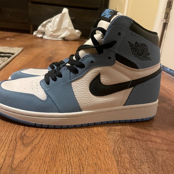 Nike Air Jordan Retro 1 High OG in White/Black/University Blue.